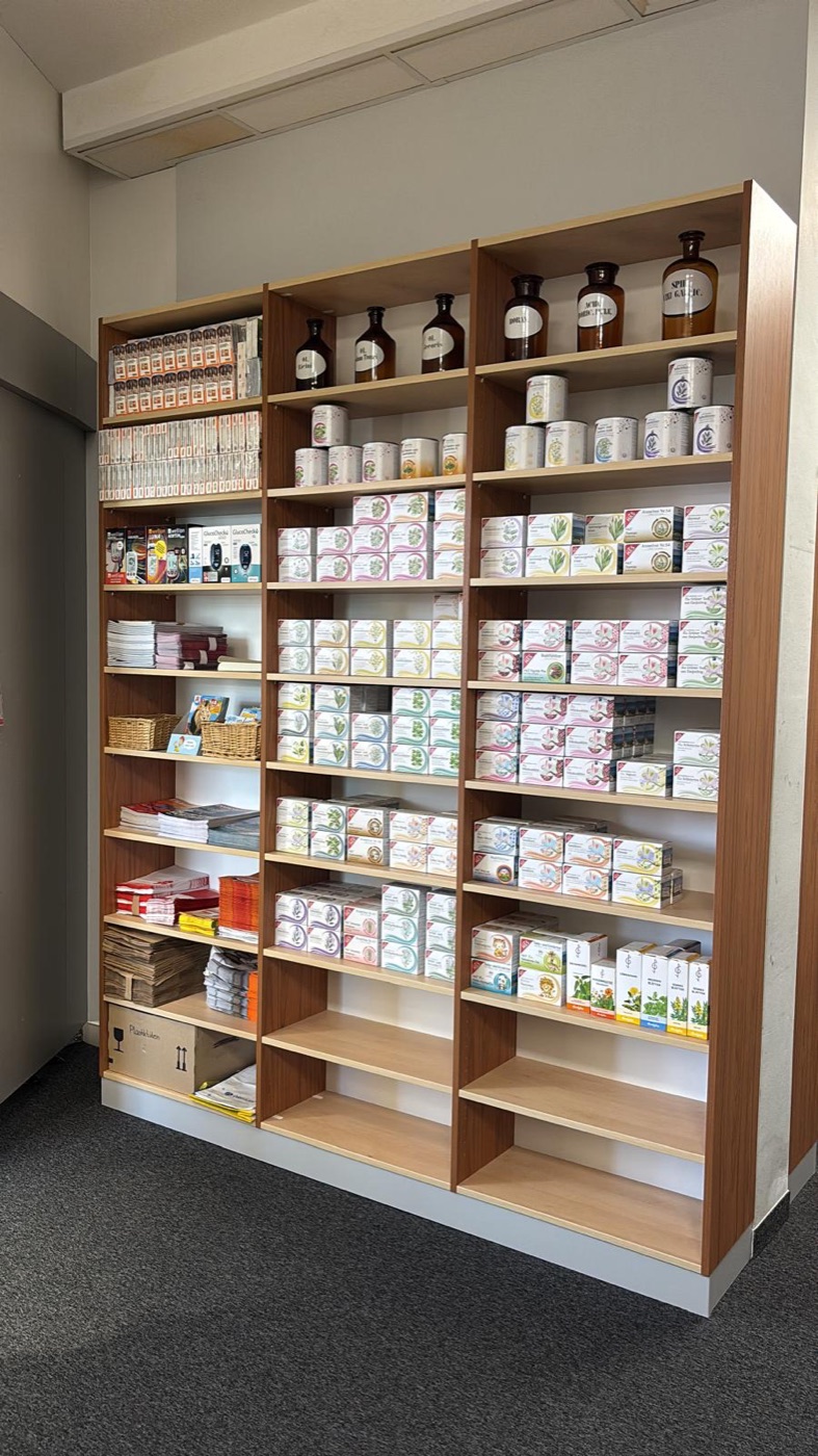 Neuer Boden, neue Möbel, und die Regale füllen sich weiter. Auch die alten Apothekengefäße haben ihren Platz zurück.