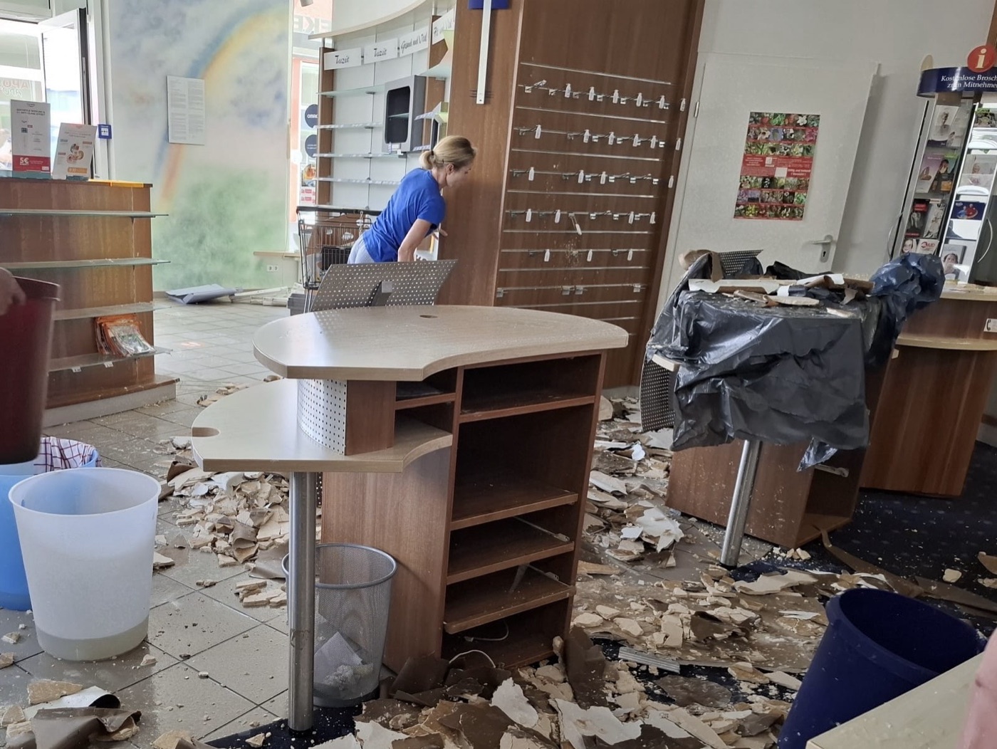So sah es am Morgen des 18. Juni aus: die abgehängte Decke lag zum großen Teil in der Offizin.