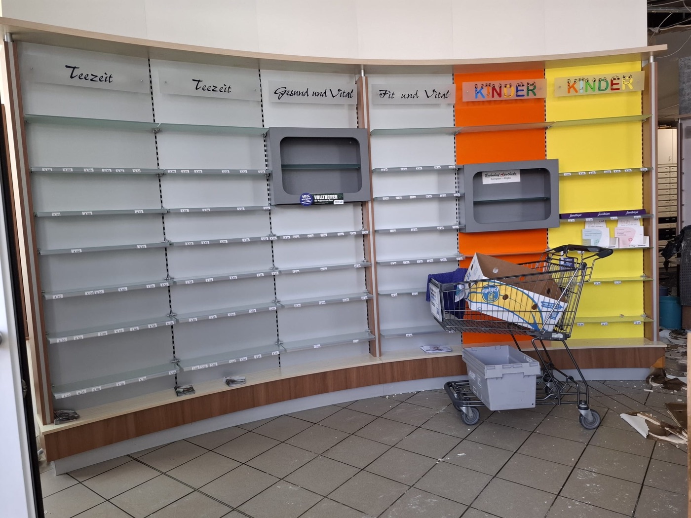 Leergeräumte Freiwahl und ein Lager, in dem an diesem Tag alles Platz finden musste.